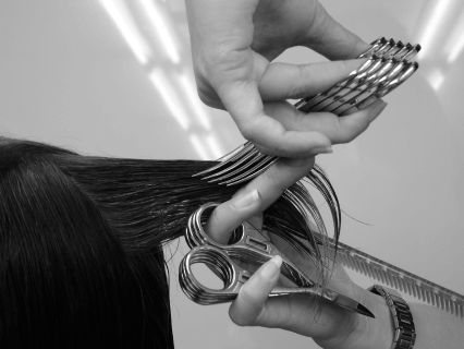 With two hands, human beings not only create civilization but also convey their feelings to people. Vern both-handed cutting uses one’s two hands to create an even more beautiful spirit in hair styling and flavor this perfect hair style with a touch in hairstylist and client’s heart.